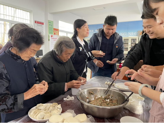 杨田镇黄泥村:开展重阳节敬老慰问活动 青阳广播电视台