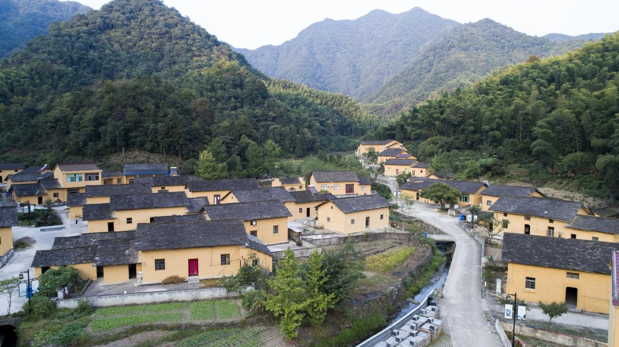 走进青阳县酉华镇宋冲村,一条条硬化民生道路直通村民家门口,道路宽阔